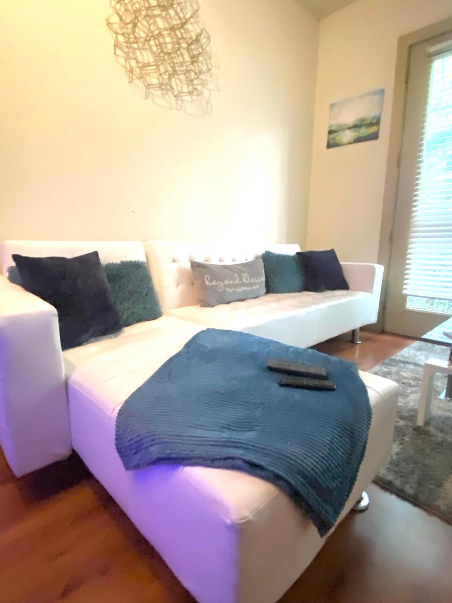 Appartamento 1Bd Gorgeous Loft In Buckhead Free Wi-Fi, Parking Atlanta Esterno foto